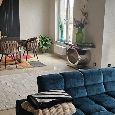 Apartment Luxury Penthouse Near Centre Of *